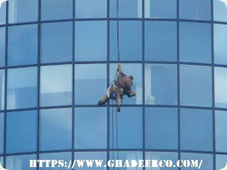 شركة تنظيف واجهات زجاج بابها