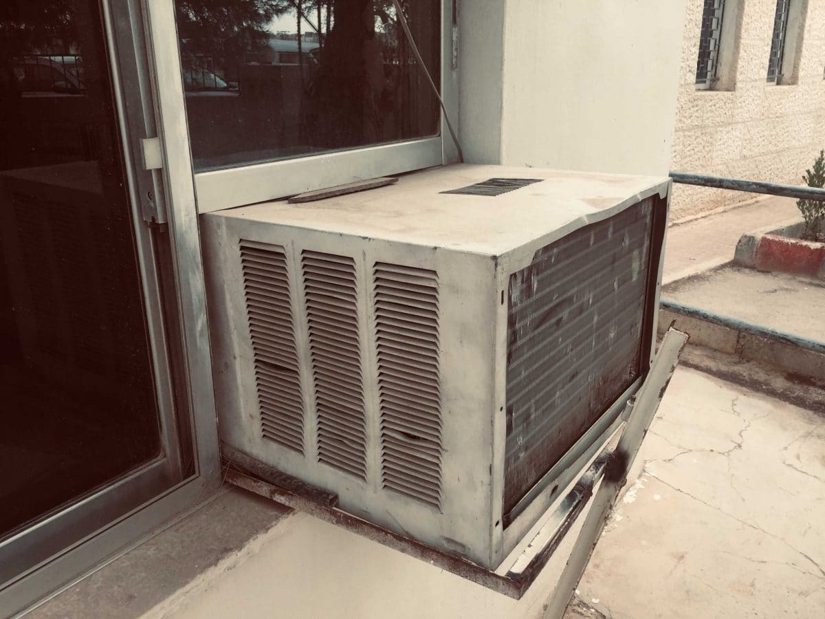 طريقة تنظيف التكييف من الخارج